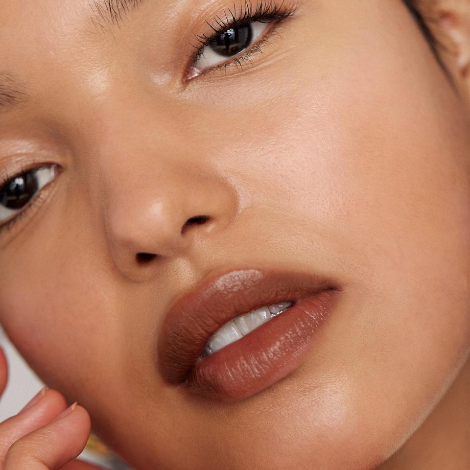 Merit Beauty  Signature Lip Satin - Seidenmatter Lippenstift mit Zweiter-Haut-Effekt  