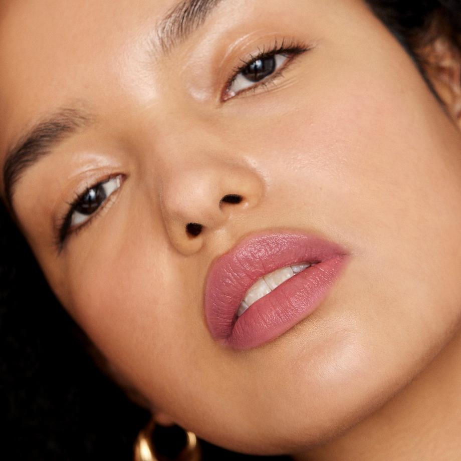 Merit Beauty  Signature Lip Satin - Rouge À Lèvres Satiné Effet Seconde Peau  