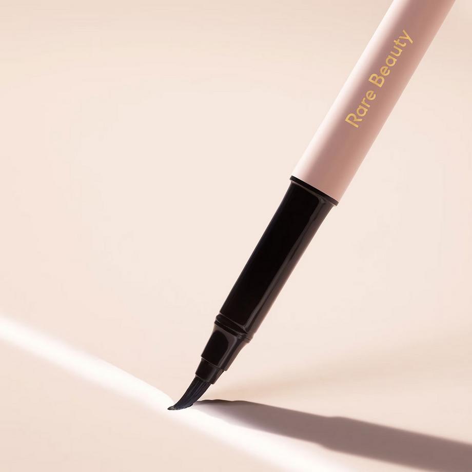 RARE BEAUTY  Perfect Strokes - Eyeliner liquide mat 