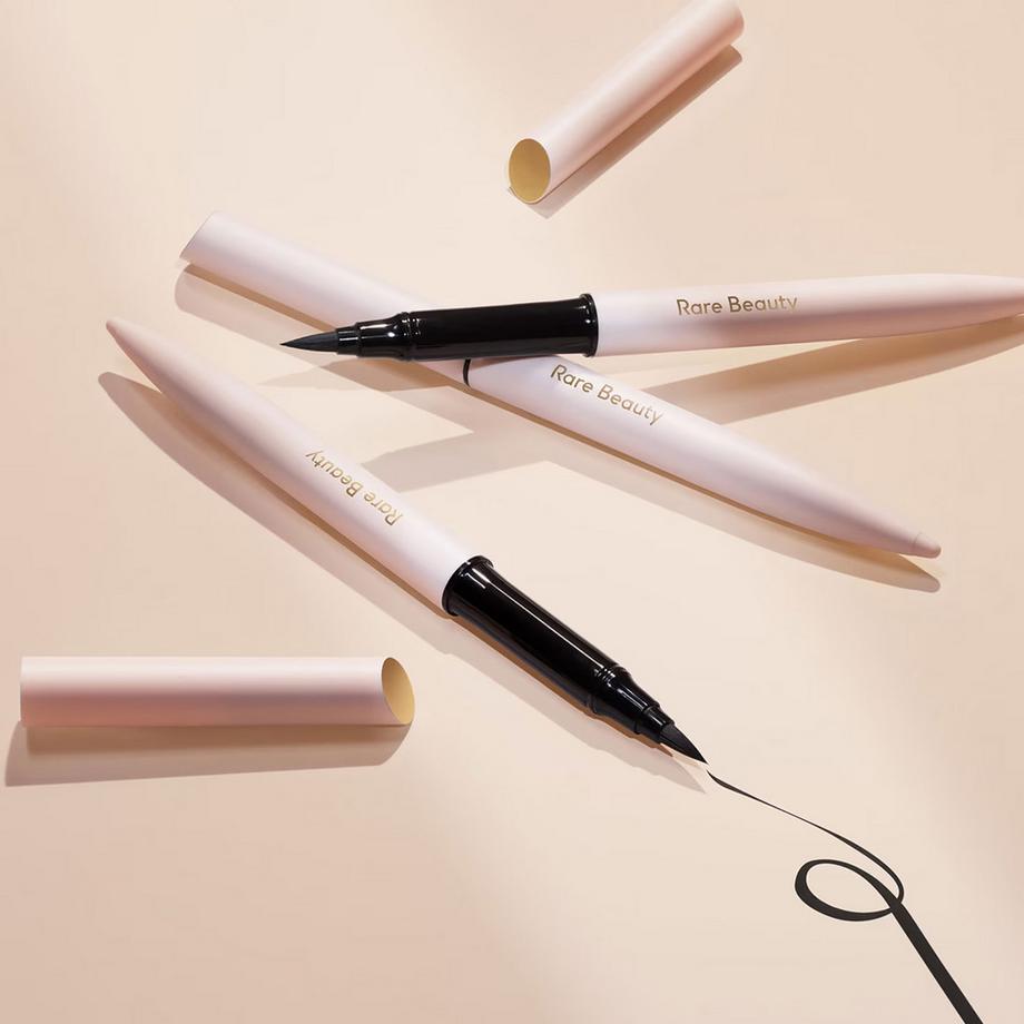 RARE BEAUTY  Perfect Strokes - Eyeliner liquide mat 