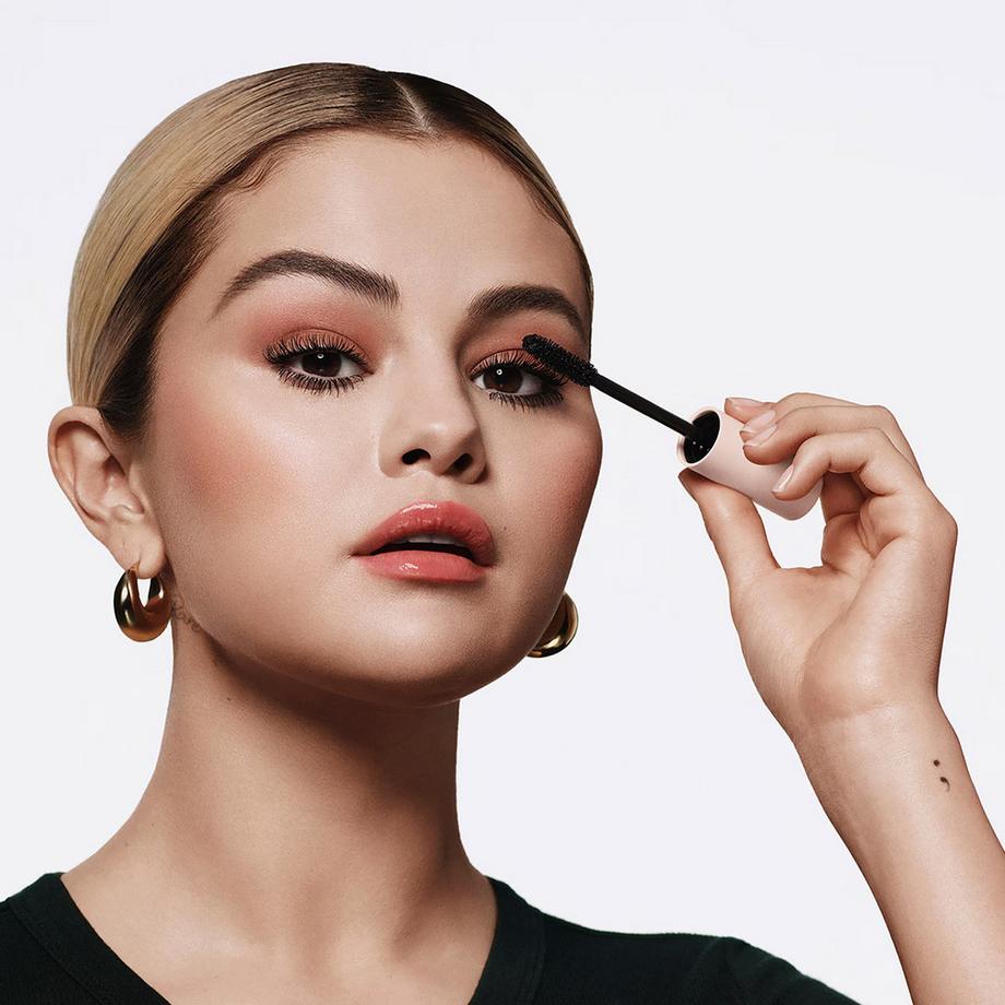 RARE BEAUTY  Perfect Strokes Universal - Mascara volume 