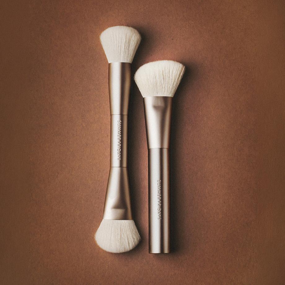 SUMMER FRIDAYS  The bronzer brush - Pennello balsamo abbronzante 
