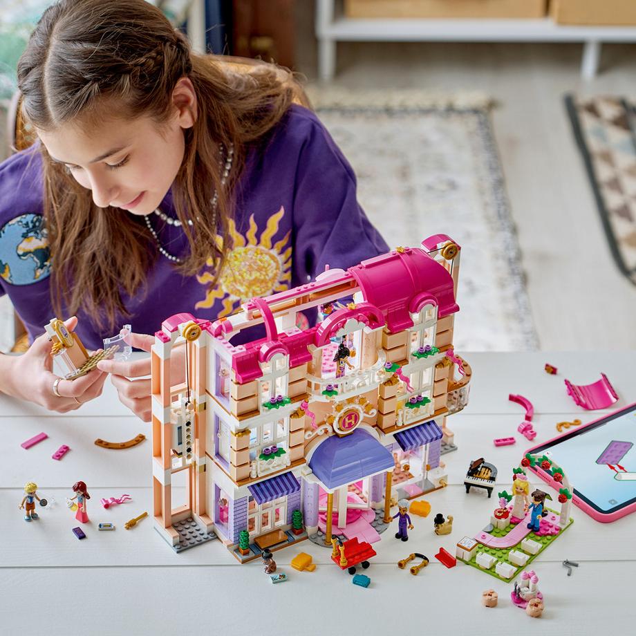 LEGO®  42704 Le grand hôtel de Heartlake City 