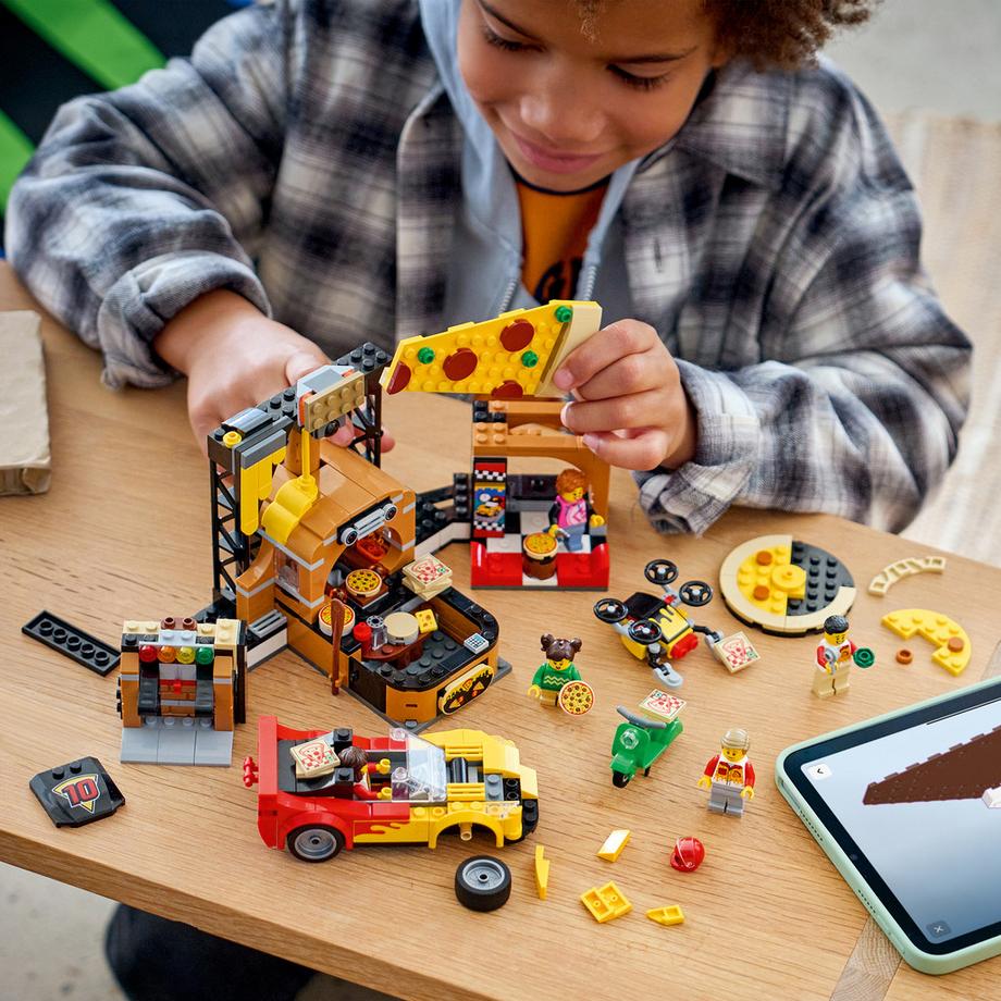 LEGO®  60496 La pizzeria et ses véhicules de livraison 