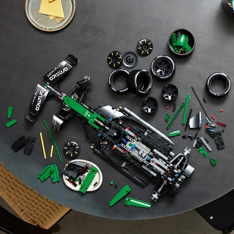 LEGO®  42240 Voiture Aston Martin Aramco AMR25 F1® 