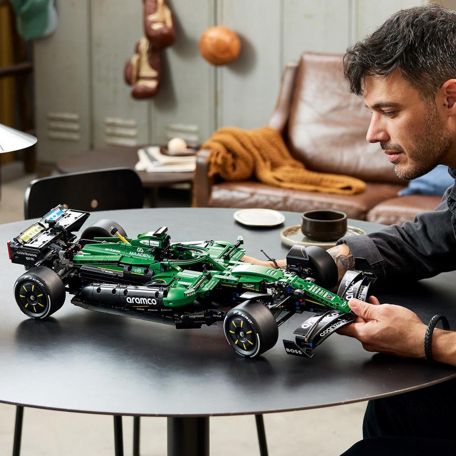 LEGO®  42240 Voiture Aston Martin Aramco AMR25 F1® 