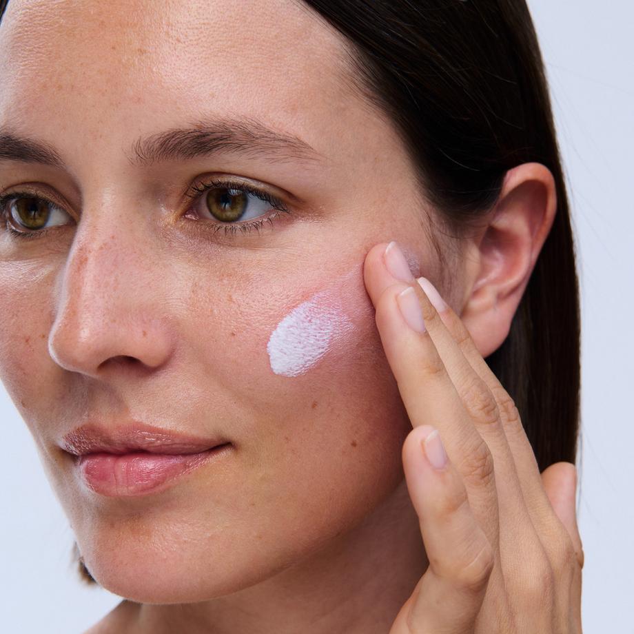 CLARINS  UV Plus Skin Barrier SPF 50+ (Invisible) - Täglicher Mehrfachschutz für das Gesicht SPF 50+ 