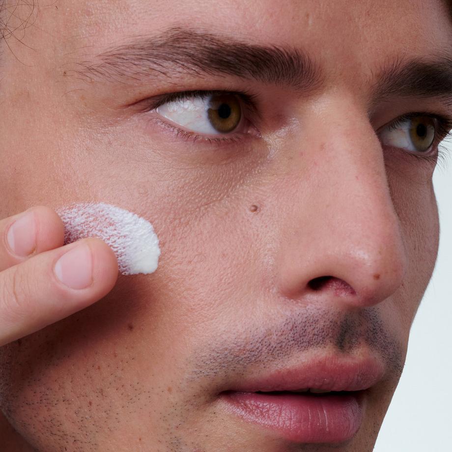 CLARINS  UV Plus Skin Barrier SPF 50+ (Invisible) - Täglicher Mehrfachschutz für das Gesicht SPF 50+ 