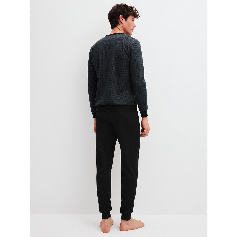 CALIDA Relax Streamline 2 Pyjama mit V-Ausschnitt-Oberteil und Jogger-Hose  