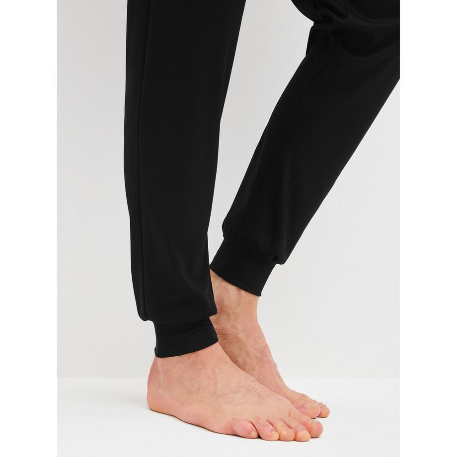 CALIDA Relax Streamline 2 Pyjama mit V-Ausschnitt-Oberteil und Jogger-Hose  