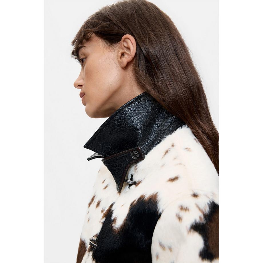 Desigual Giacca in pelliccia sintetica a motivo mucca con collo in pelle  