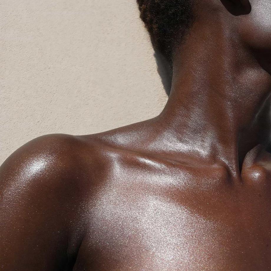 REFY  Body Glow - Leichte, pigmentierte Body-Feuchtigkeitspflege, nicht klebrig 