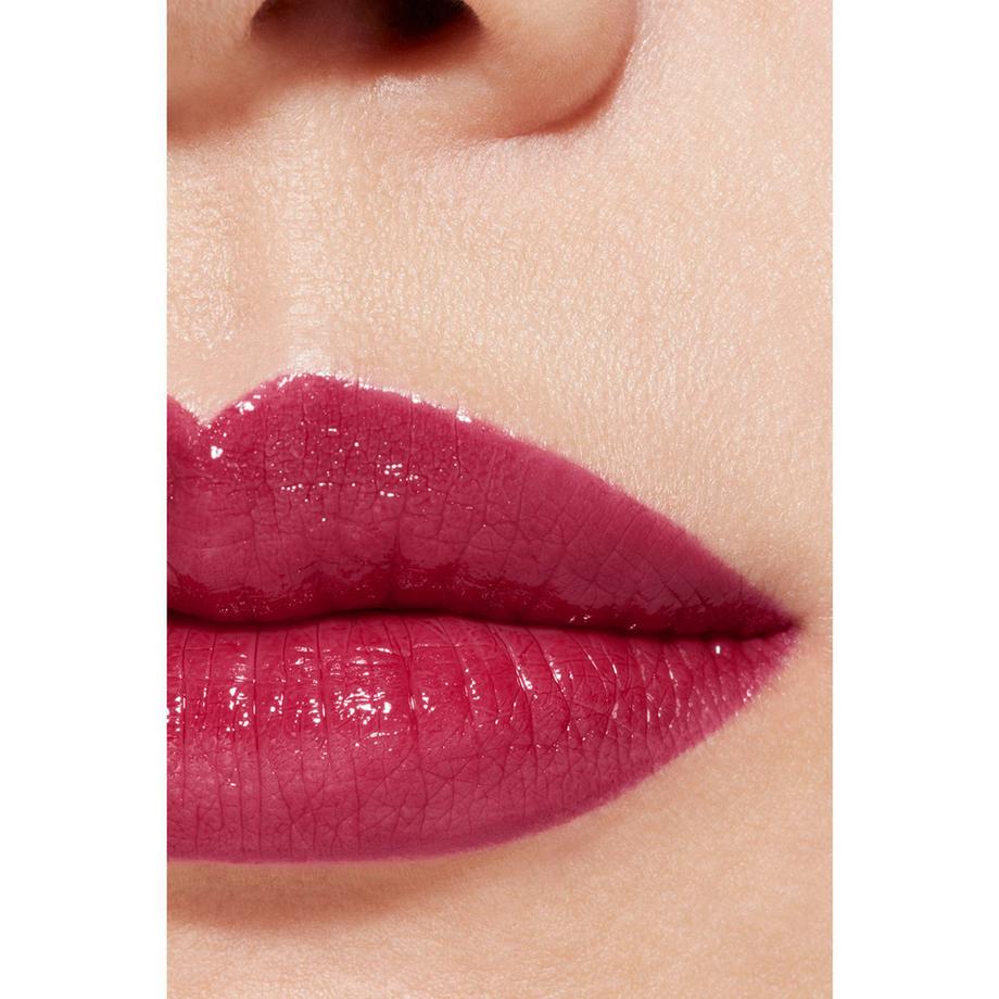 CHANEL  ⁠ SATINIERTER LIPPENSTIFT MIT LANGEM HALT – FEUCHTIGKEITSSPENDENDE UND GLÄTTENDE LIPPENPFLEGE 