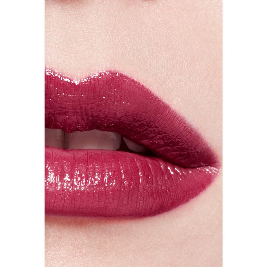 CHANEL  ⁠ SATINIERTER LIPPENSTIFT MIT LANGEM HALT – FEUCHTIGKEITSSPENDENDE UND GLÄTTENDE LIPPENPFLEGE 