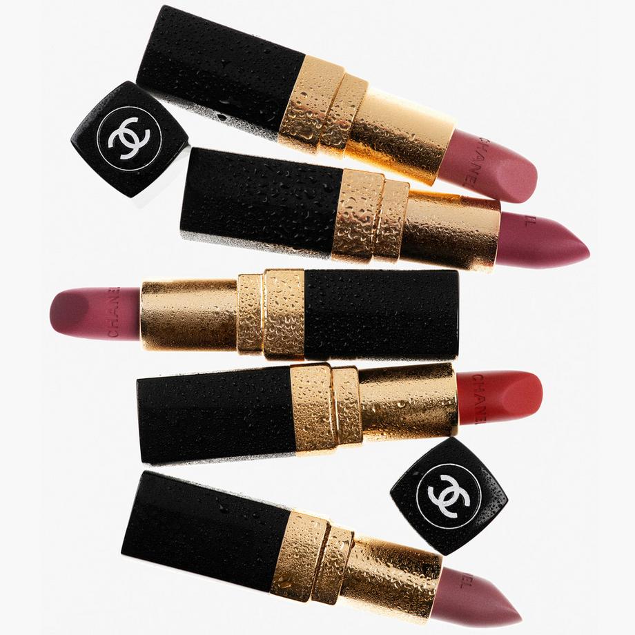 CHANEL  ⁠ SATINIERTER LIPPENSTIFT MIT LANGEM HALT – FEUCHTIGKEITSSPENDENDE UND GLÄTTENDE LIPPENPFLEGE 