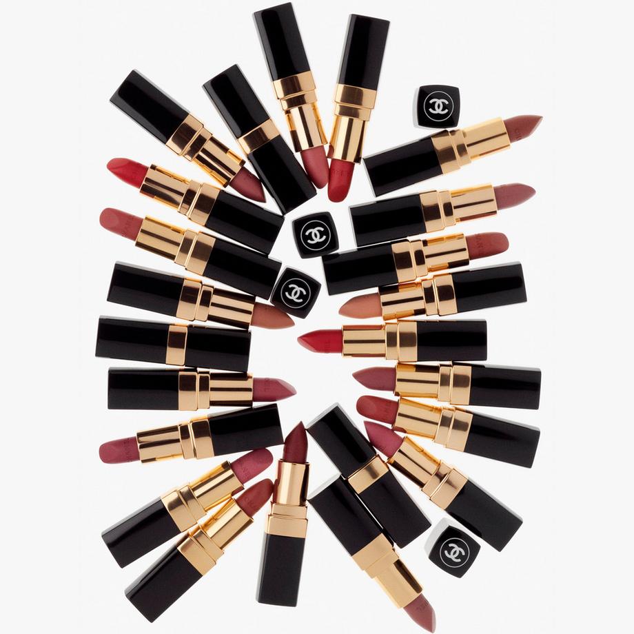 CHANEL  ⁠ SATINIERTER LIPPENSTIFT MIT LANGEM HALT – FEUCHTIGKEITSSPENDENDE UND GLÄTTENDE LIPPENPFLEGE 