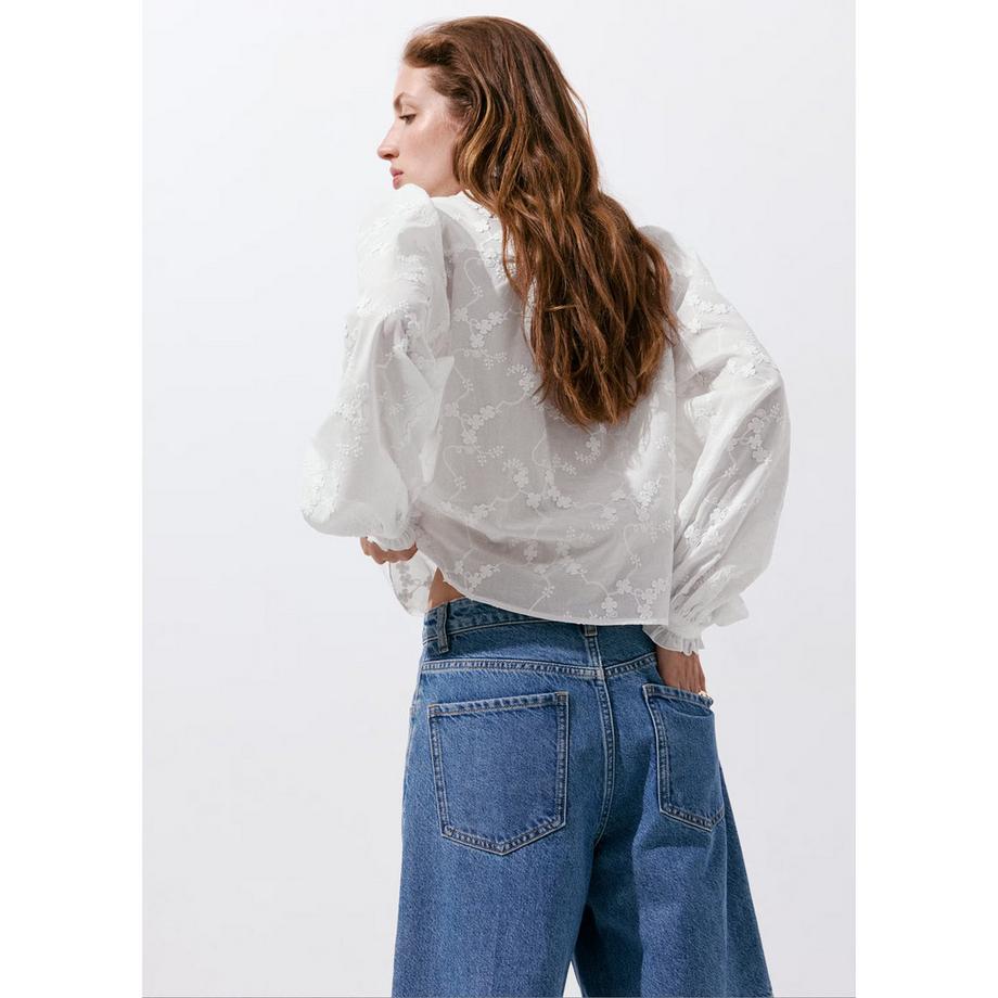 MANGO ROMA Bluse mit floralem Stickmuster und gerüschtem Kragen  