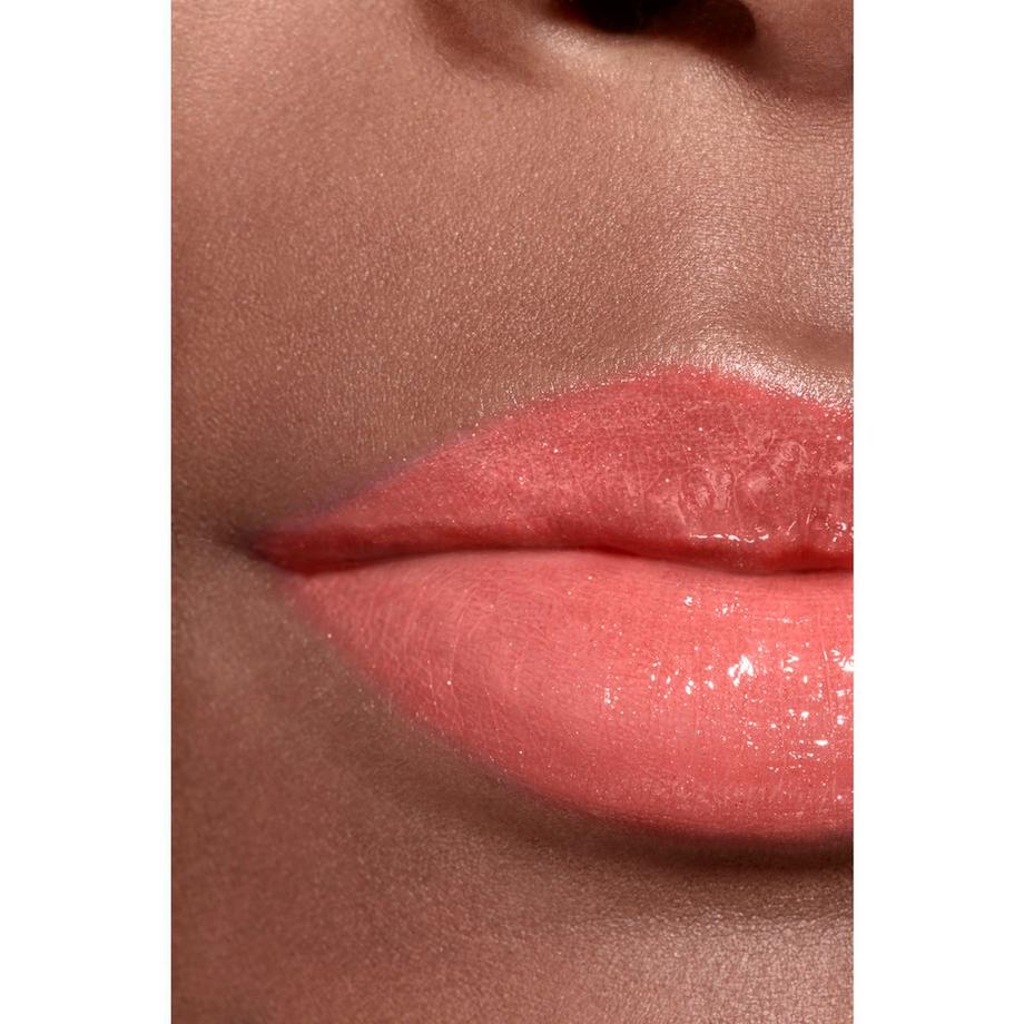 CHANEL  ⁠ DER HOCHGLÄNZENDE GLOSS MIT FEUCHTIGKEITSSPENDENDER UND GLÄTTENDER WIRKUNG 