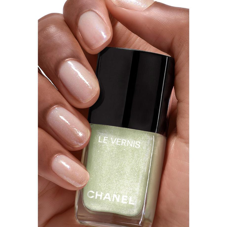 CHANEL  ⁠ LANGANHALTEND 
