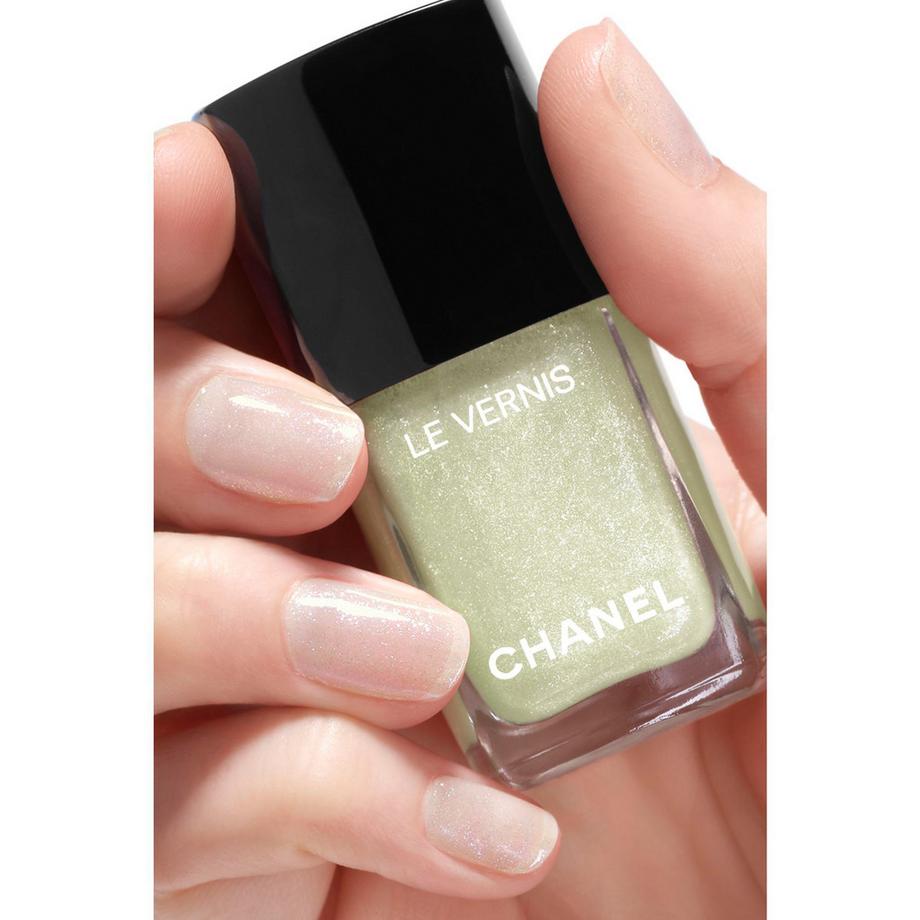 CHANEL  ⁠ LANGANHALTEND 