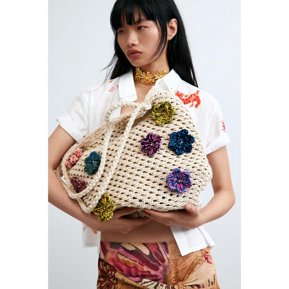 Desigual Gehäkelte Tragetasche mit Blumenapplikationen  
