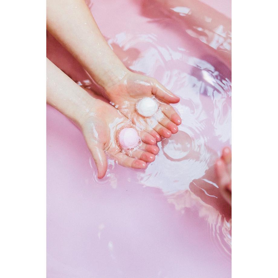 Isabelle Laurier  Geschenkset 2 Mini-Töpfchen mit Badeölperlen und Badeperlen – Düfte: Rose und Passionsfrucht – 8 x 4 g – 5 x 8 g 