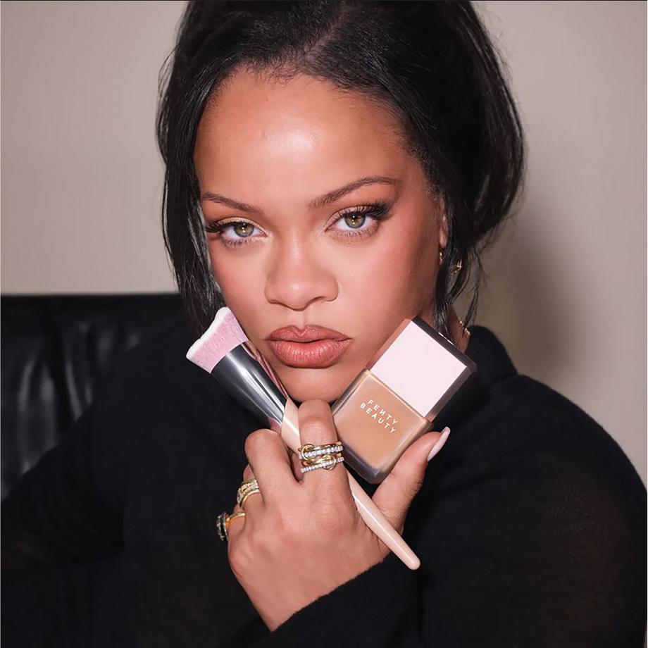 Fenty Beauty By Rihanna  Pro Filt'r Fluid Flex - Natürliche, matte Foundation mit langem Halt 