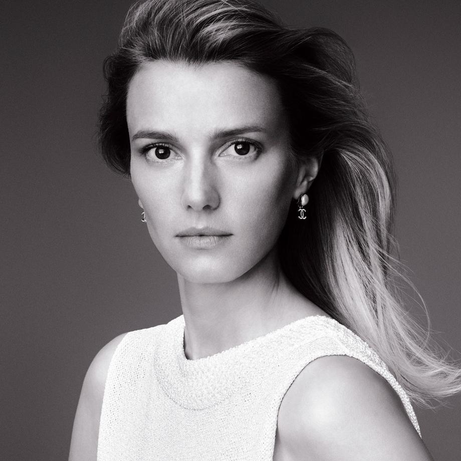 CHANEL LE LIFT FLUIDE  RIDES, CONTOURS & PORES 