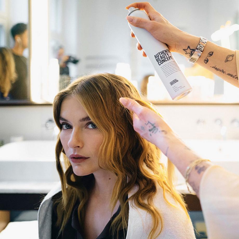 Authentic Beauty Concept  Working Hairspray - Laque cheveux ultra-fine tenue flexible & finition modulable 
