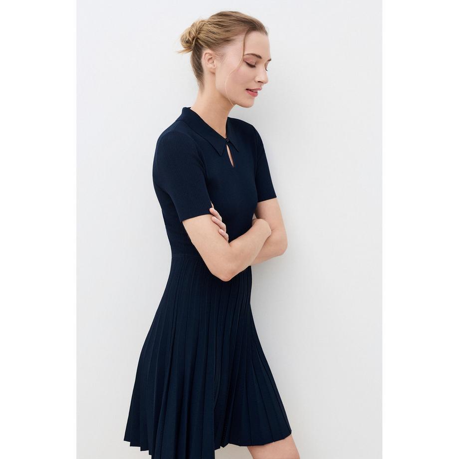 Caroll Geknöpftes Kleid mit Plissee-Rock und Schlüsselloch-Ausschnitt  