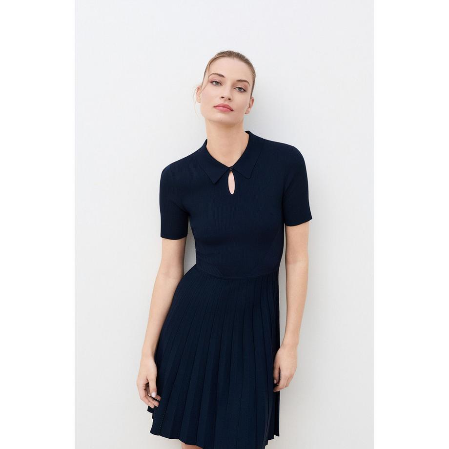 Caroll Geknöpftes Kleid mit Plissee-Rock und Schlüsselloch-Ausschnitt  