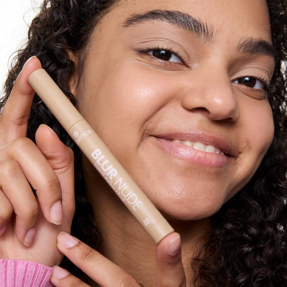essence  BLUR NUDE eyeshadow stick fard à paupières 