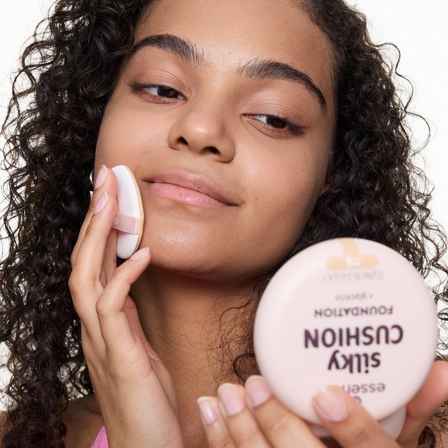 essence  silky CUSHION FONDOTINTA 