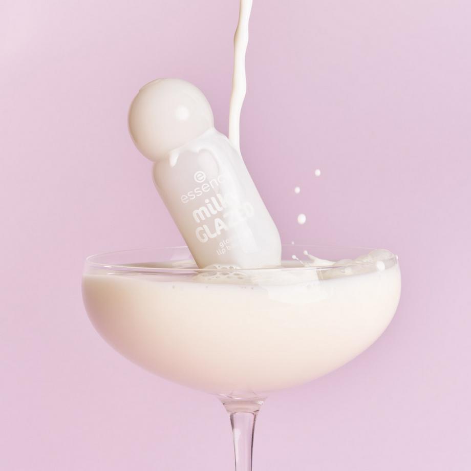 essence  milky GLAZED balsamo labbra glossy 