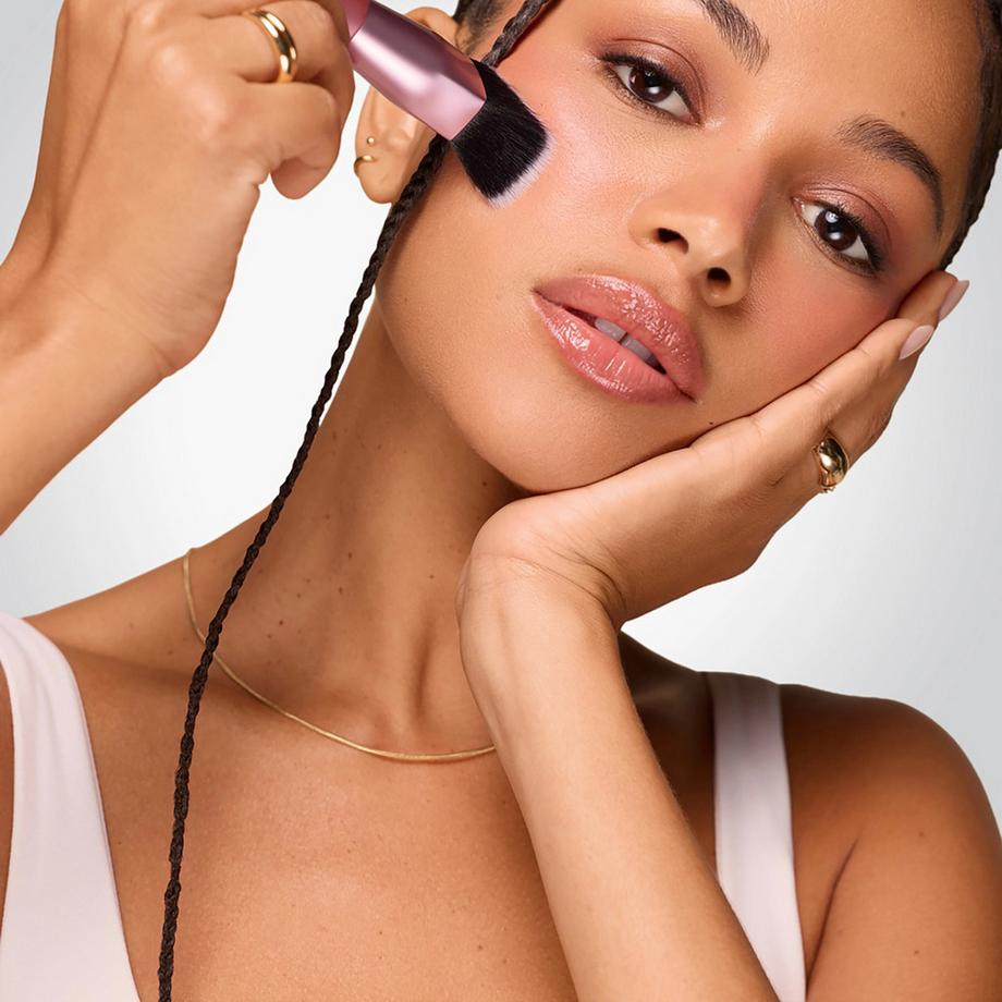 REAL TECHNIQUES  Cheek Hugging Contour Brush 