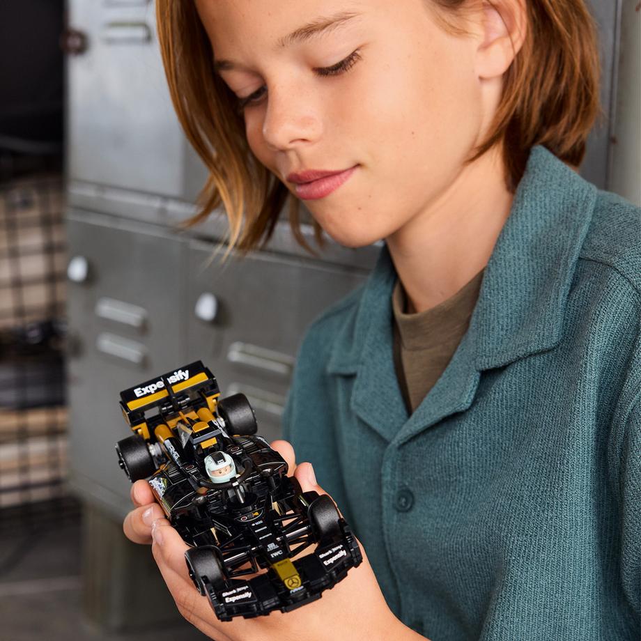 LEGO®  77252 Voiture de course de l’écurie APXGP tirée du film F1® 