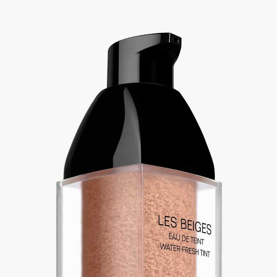 CHANEL LES BEIGES EAU DE TEINT EAU DE TEINT FRESCA ALLE MICROSFERE DI PIGMENTI. EFFETTO PELLE NUDA. RISULTATO RADIOSO E NATURALE 