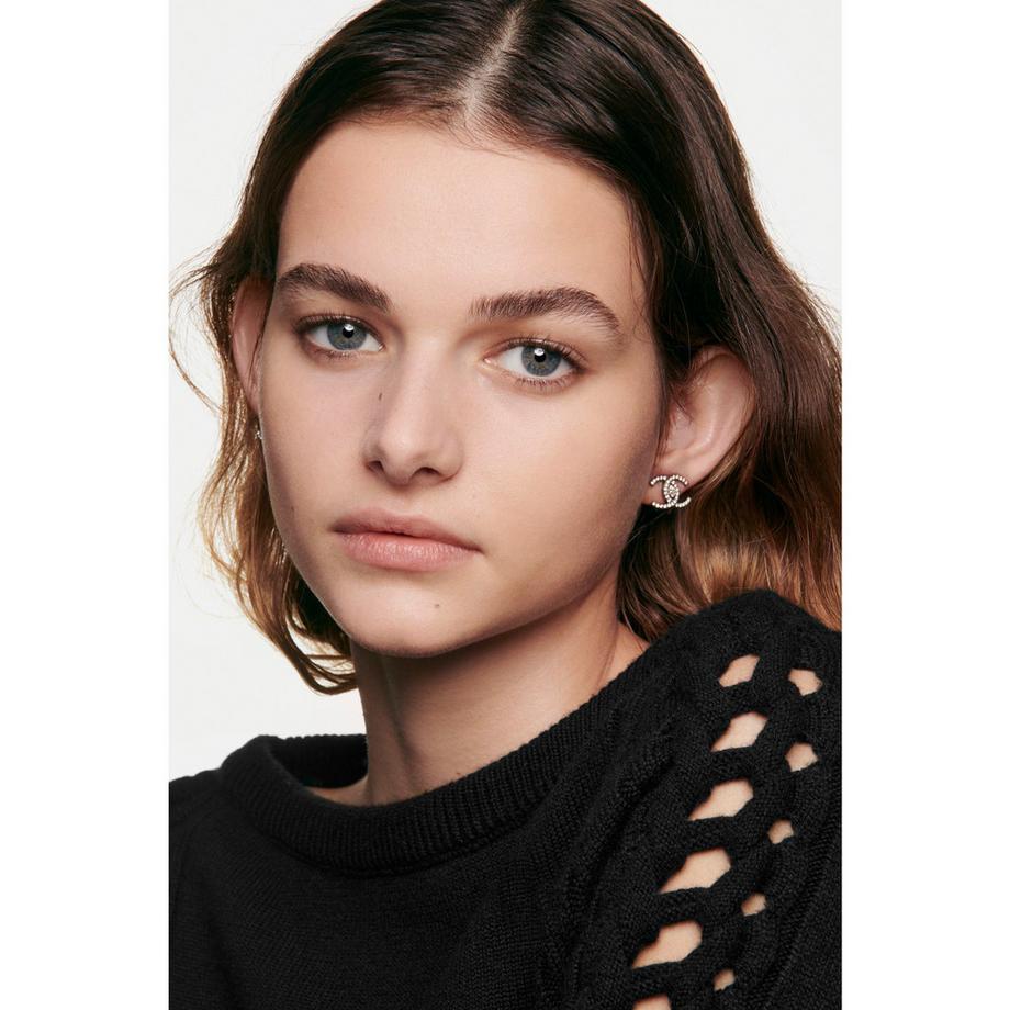 CHANEL LES BEIGES EAU DE TEINT EAU DE TEINT FRESCA ALLE MICROSFERE DI PIGMENTI. EFFETTO PELLE NUDA. RISULTATO RADIOSO E NATURALE 