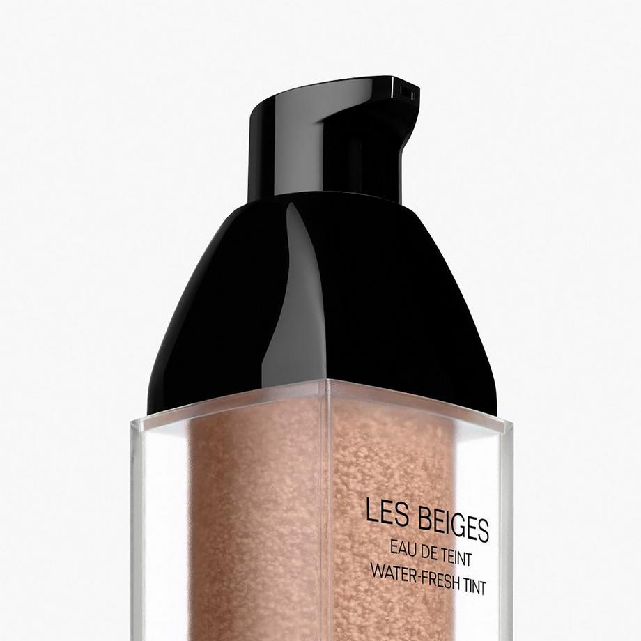 CHANEL LES BEIGES EAU DE TEINT EAU DE TEINT FRESCA ALLE MICROSFERE DI PIGMENTI. EFFETTO PELLE NUDA. RISULTATO RADIOSO E NATURALE 