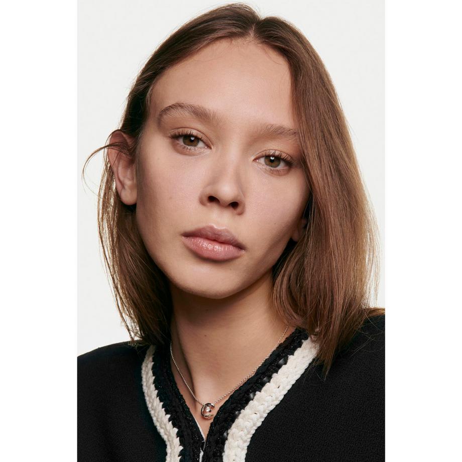 CHANEL LES BEIGES EAU DE TEINT EAU DE TEINT FRESCA ALLE MICROSFERE DI PIGMENTI. EFFETTO PELLE NUDA. RISULTATO RADIOSO E NATURALE 