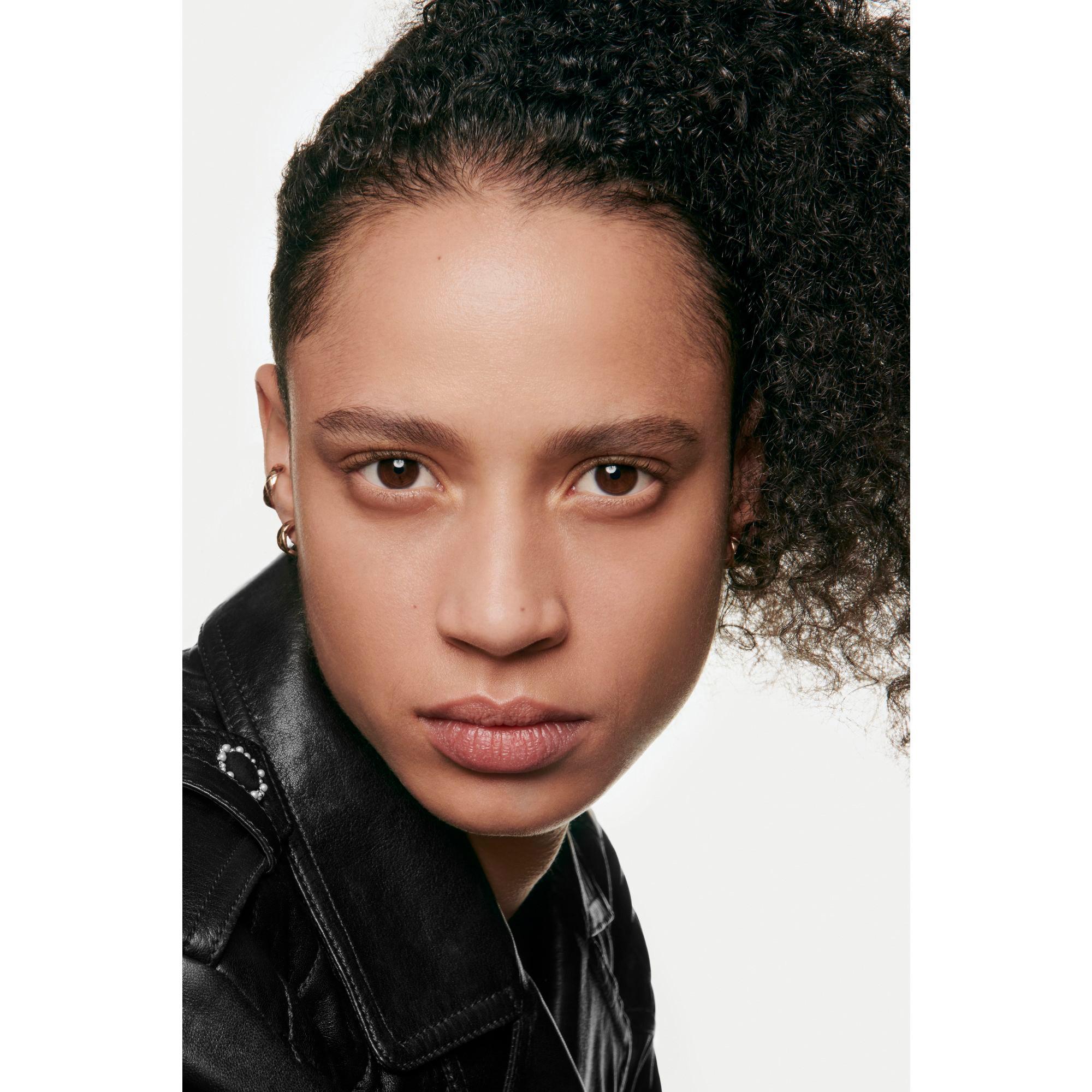 CHANEL LES BEIGES EAU DE TEINT MAKE-UP MIT FRISCHEEFFEKT UND MIKROKAPSEL-PIGMENTEN. ZWEITE-HAUT-EFFEKT. NATÜRLICH STRAHLENDER TEINT. 