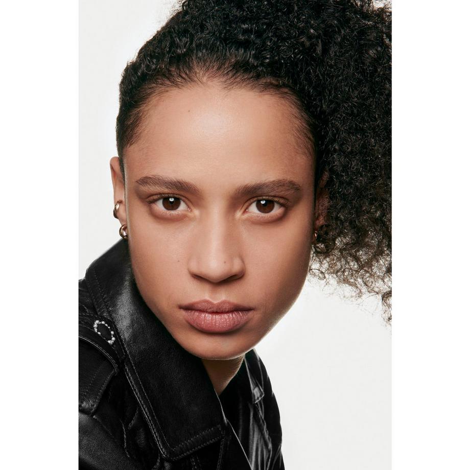 CHANEL LES BEIGES EAU DE TEINT EAU DE TEINT FRESCA ALLE MICROSFERE DI PIGMENTI. EFFETTO PELLE NUDA. RISULTATO RADIOSO E NATURALE 