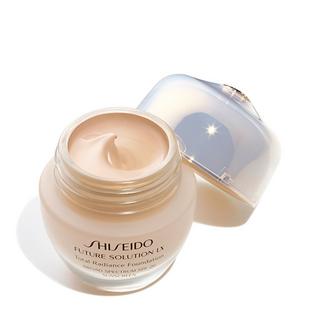 SHISEIDO  Total Radiance Foundation  Broad Spectrum SPF20 