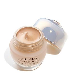 SHISEIDO  Total Radiance Foundation  Broad Spectrum SPF20 