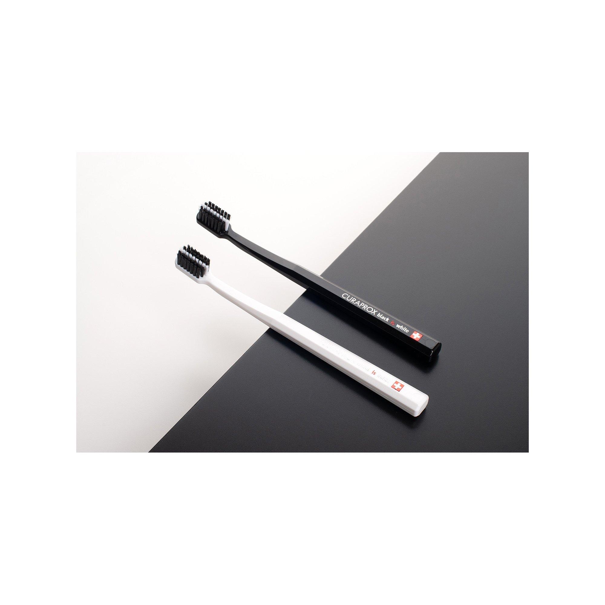 CURAPROX DUO ZAHNBÜRSTE WHITE IS BLACK Spazzolino Black is white, nero-bianco Duo 