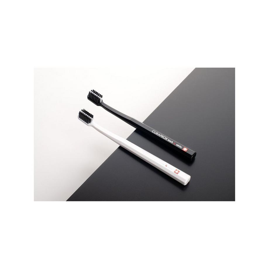 CURAPROX Z-bürste White Is Black Duo Zahnbürste Black is white, schwarz-weiss Duo 