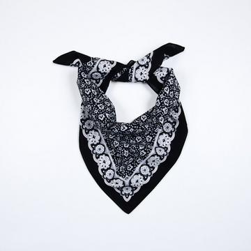 Foulard nero.