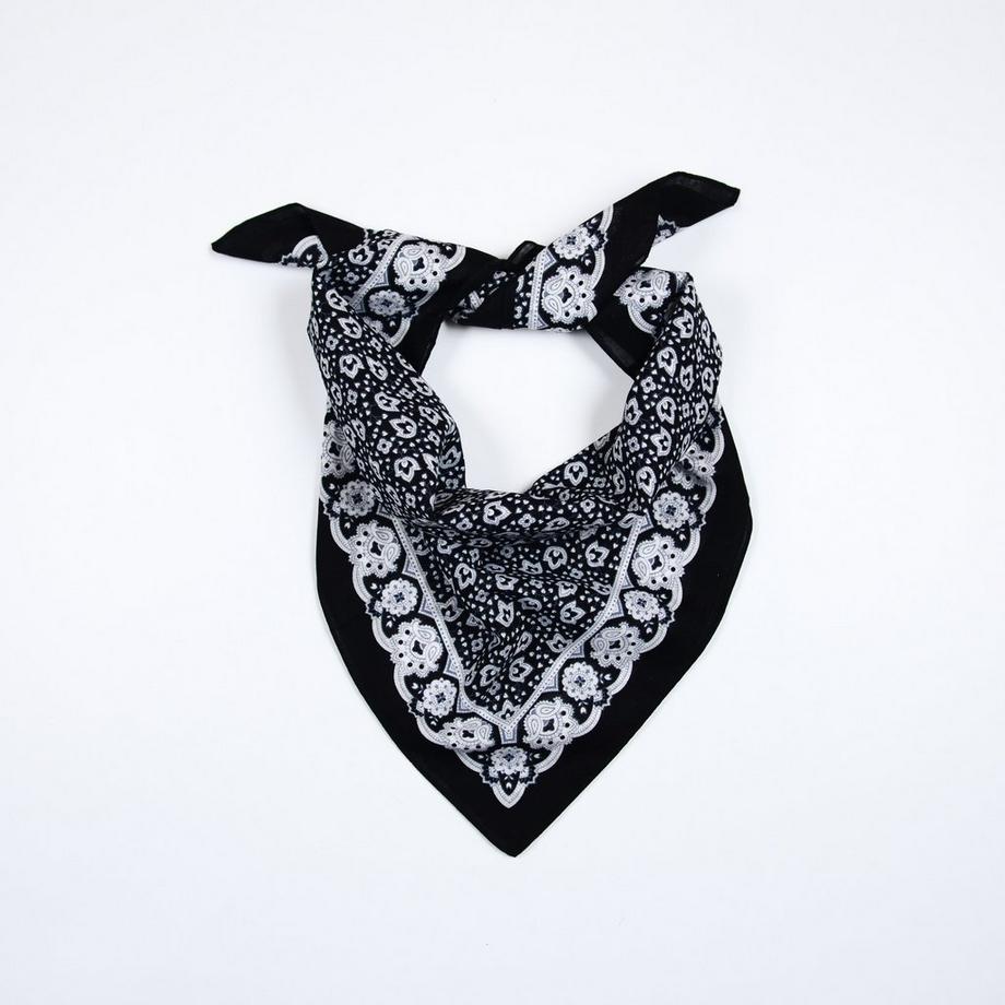   Foulard nero. 