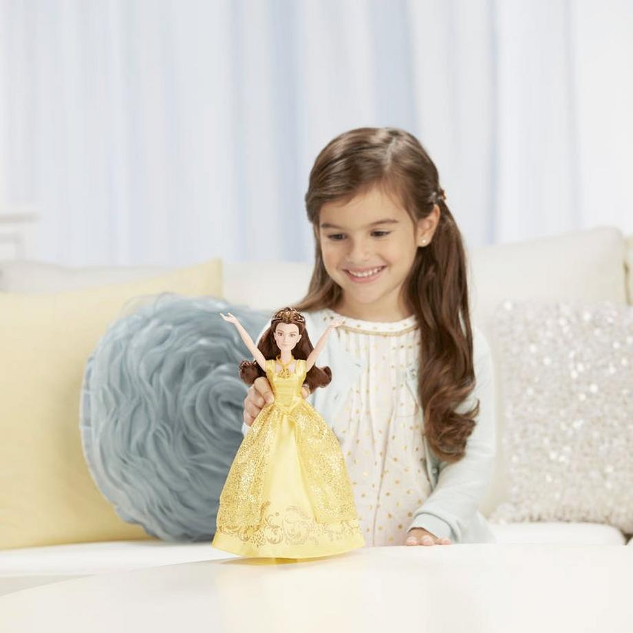 Hasbro  Poupée Belle chanteuse 