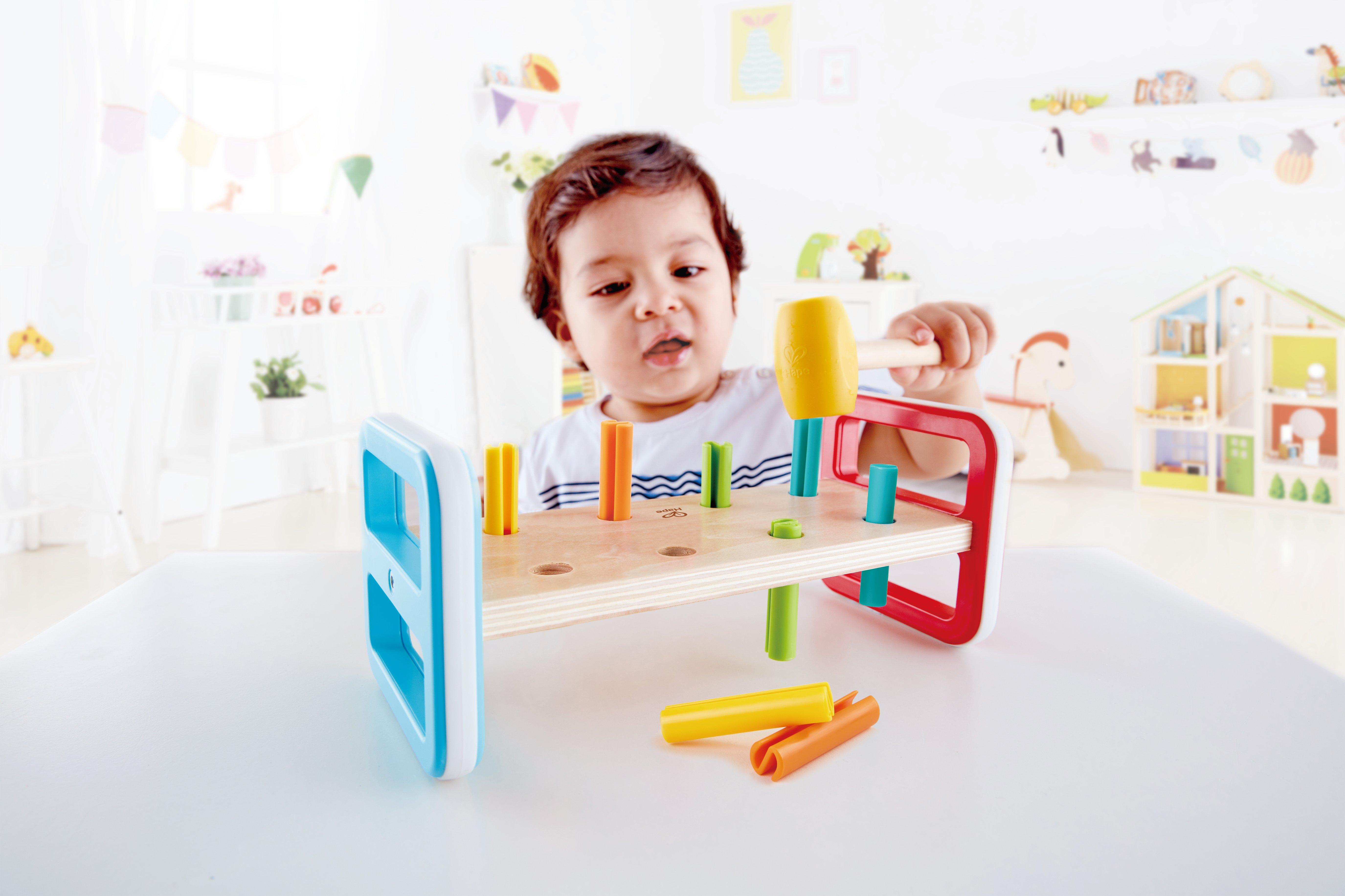 Hape  Banc à marteler arc-en-ciel 